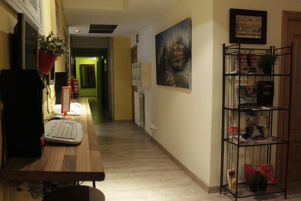 Los Amigos Hostel Madrid Exteriör bild