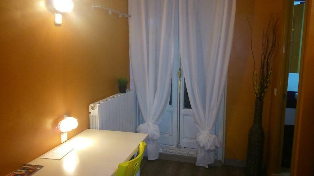 Los Amigos Hostel Madrid Exteriör bild